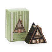 Paddywax keramikinis arbatinės žvakės namelis NORVEGIŠKAS KOTEDŽAS su 1 žvakute ir 20 vnt Palo Santo kūgių
